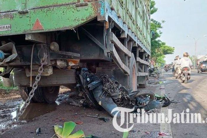 Honda Vario hancur di kolong truk tronton parkir karena dihajar Toyota Calya