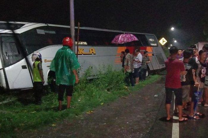 Bus Eka masuk parit usai kecelakaan di Jalan Raya Kendal Bakung Pringgodani, Sidoarjo, Jumat (27/12/2019) malam.