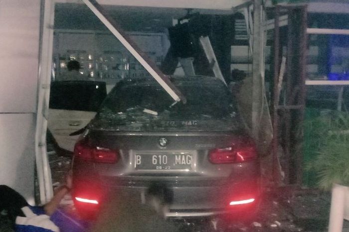BMW 355i terjang Apotek Senopati di Kebayoran Baru, Jakarta Selatan