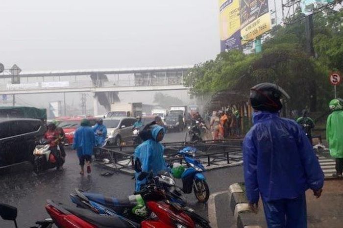 Papan reklame rubuh di Jakarta Barat saat terjadi hujan dan angin besar