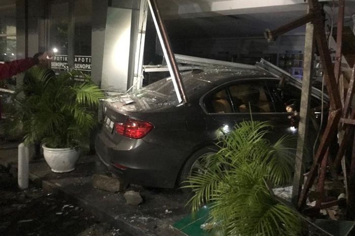 BMW tabrak apotik Senopati