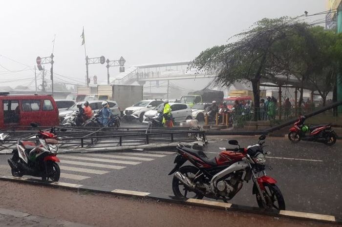 Papan reklame di Cengkareng yang roboh akibat hujan deras pada Sabtu (28/12/2019) siang(Humas Damkar Jakbar )