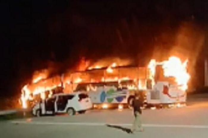 Dua bus dan sebuh Kijang innova terlibat kecelakaan di tol Kalikangkung