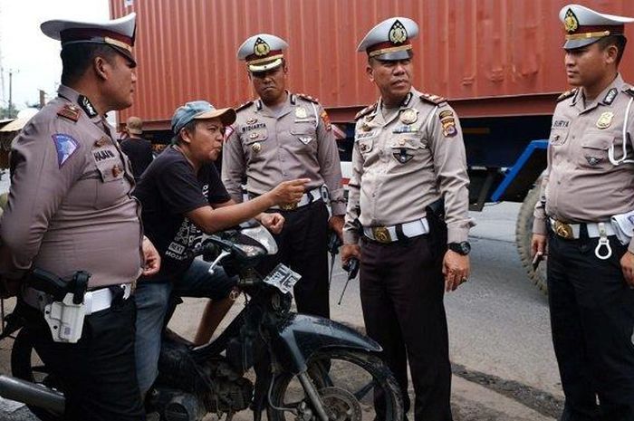 Pemantauan jalur kemacetan oleh Satlantas Polresta Tangerang menjelang perayaan tahun baru 2020 di Kabupaten Tangerang, Minggu (29/12/2019)