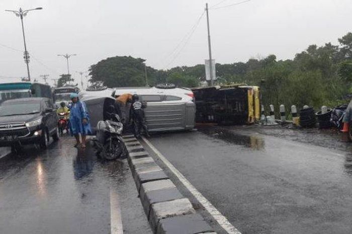 Dua kendaraan yang terlibat kecelakaan di Ring Road Selatan Yogyakarta terguling di tengah jalan, Sabtu (28/12/2019) 
