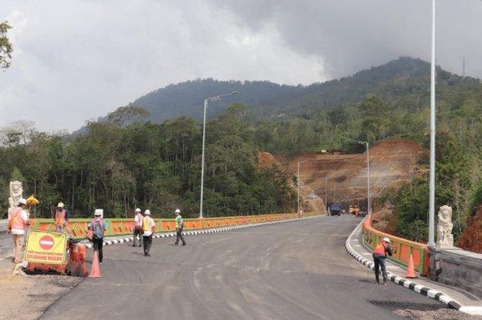 SHORTCUT - Pembangunan jalan baru batas kota Singaraja-Mengwitani titik 5-6 di Desa Pegayaman, Kecamatan Sukasada, Buleleng.