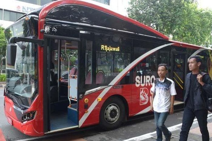 Suroboyo Bus saat melintas di jalan raya Surabaya, Rabu (14/11/2018). Pemkot Surabaya bakal menambah 8 unit baru Suroboyo Bus.  