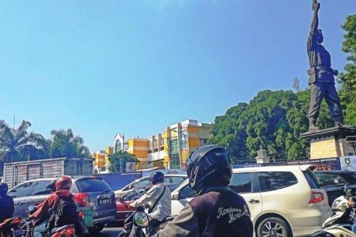 Kondisi arus lalu lintas pada H-7 Lebaran di kawasan Gladag, Jalan Slamet Riyadi, Kecamatan Pasar Kliwon, Solo, Selasa (28/5/2019). 