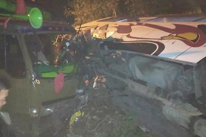 Kecelakaan lalu lintas melibatkan sebuah bus dan truk tronton di Dukuh Sumberan, RT 01 RW 01 Desa Ngreco, Kecamatan Weru, Sukoharjo, Minggu (29/12/2019). 