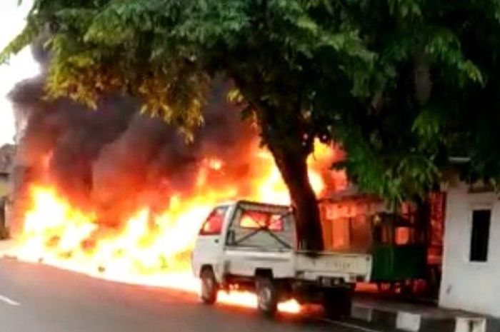 Pom mini di Pasar Rebo Purwakarta terbakar tadi pagi, Selasa (31/12/2019) 