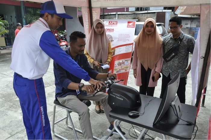 Astra Motor Sumbar mensosialisasikan keselamatan berkendara gunakan Honda Riding Trainer (HRT).