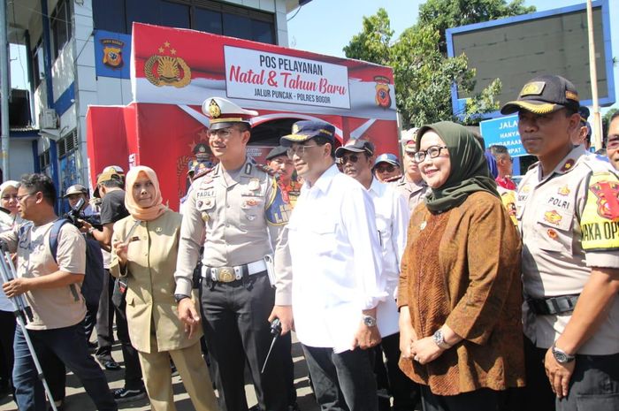 Menteri Perhubungan Budi Karya Sumadi saat memantau pos pelayanan Natal dan Tahun baru di Bogor