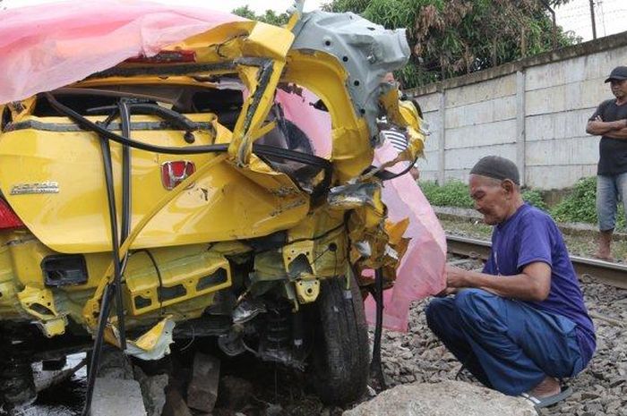 Bodi belakang Honda Brio yang tertabrak kereta api di Lampung