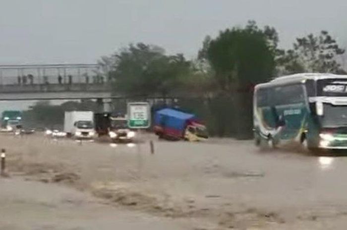 Banjir parah di Tol Cipali