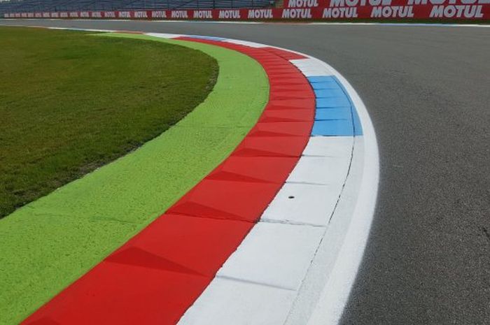 Kerbs di sirkuit Assen, bukan hanya untuk penentu racing line, tetapu juga sebagai sistem irigasi. 