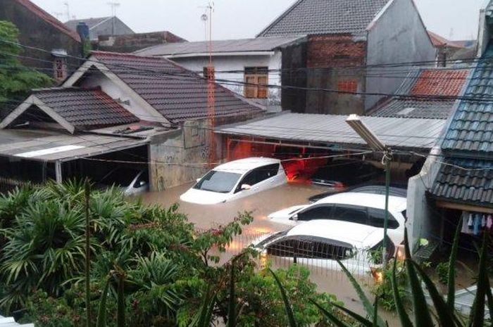 Pemukiman warga di Lembah Aren, Pondok Kelapa, Jakarta Timur, terendam banjir, Rabu, 1 Januari 2020. 