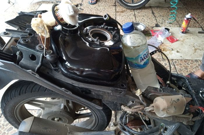 Tangki bensin Honda BeAT terisi air sebanyak satu liter lebih setelah mengisi di salah satu SPBU Pertamina wilayah Bogor.