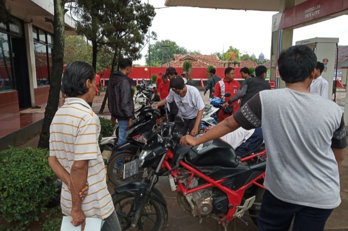 Sejumlah konsumen yang kendaraannya mogok minta ganti rugi.