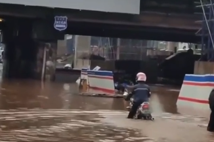 Kawasan Grand Kota Bekasi, Jawa Barat yang terndam banjir pada Rabu (1/1/2020)