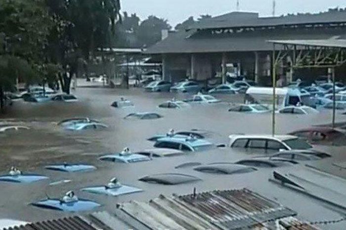 Pool Bluebird Kramat Jati Kebanjiran, Puluhan Taksi Terendam Banjir Cuma Terlihat Atapnya