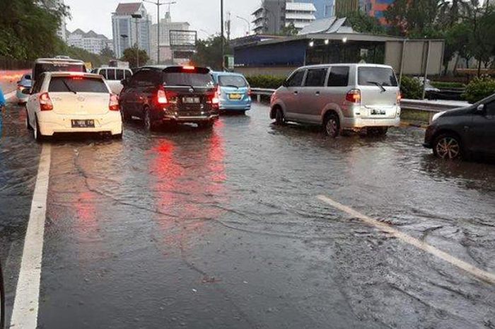 Sejumlah jalan gerbang tol ditutup imbas banjir di Jakarta