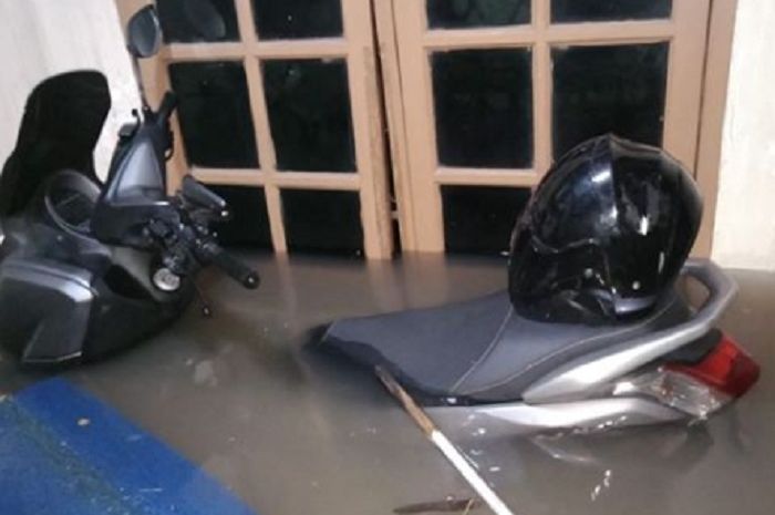 Ilustrasi Yamaha NMAX kebanjiran sampai jok motor.