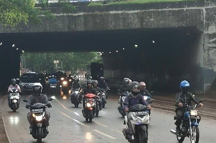 Underpass Tol Cawang pada pukul 09.00 WIB sudah bisa dilalui kendaraan bermotor