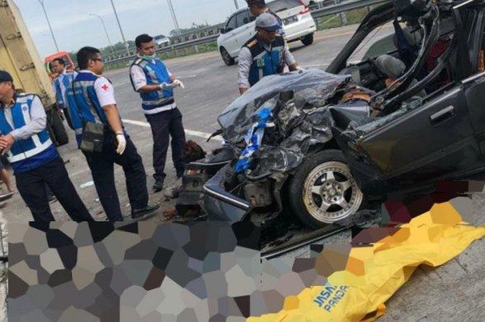 Honda Civic lawas hanjur wajah depan setelah menabrak truk berhenti di bahu jalan