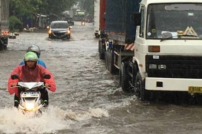 Ilustrasi motor matik menerjang banjir