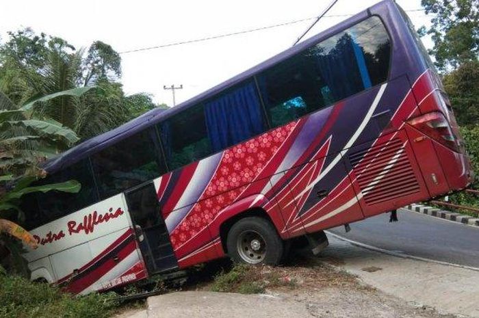 Bus PO Putra Rafflesia nopol B 7779 BGA nyaris masuk jurang di Pemangku Kerudang, Pekon Waysindi Utara, Kecamatan Karya Penggawa, Pesisir Barat, sekitar pukul 04.30 WIB, Kamis (2/1/2019). 