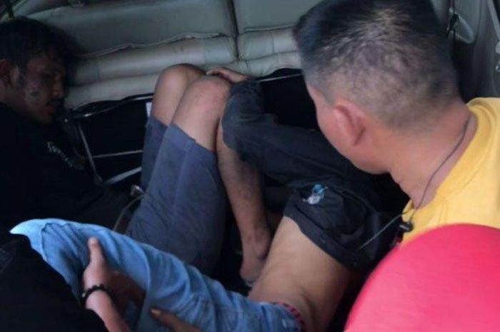 Saat kedua pelaku dievakuasi menuju rumah sakit oleh petugas anggota Polsek Wiyung Surabaya 