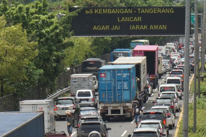 Kemacetan tak terhindarkan di ruas tol Jakarta-Merak akibat banjir yang menggenangi ruas tol Kebon Jeruk, tepatnya di depan RS Siloam.