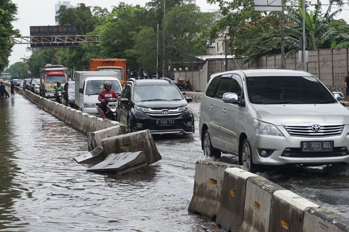 Sejumlah Ruas Jalan Utama di Jakarta Tergenang Banjir