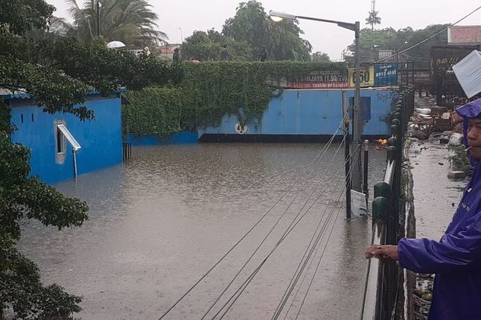 BAnjir menenggelamkan Underpass Bekasi Timur, Rabu (1/1)