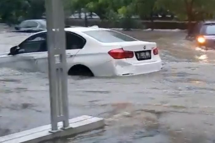 Sedan BMW 320i ngambang terseret banjir di Super Park BSD.
