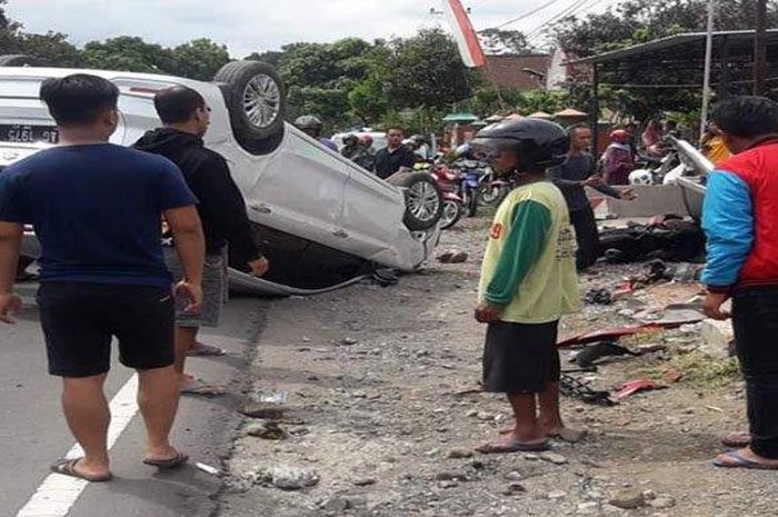 Suzuki Ertiga remuk telentang, terbalik usai seret Honda BeAT di kolong hingga pengendara tewas di Blitar