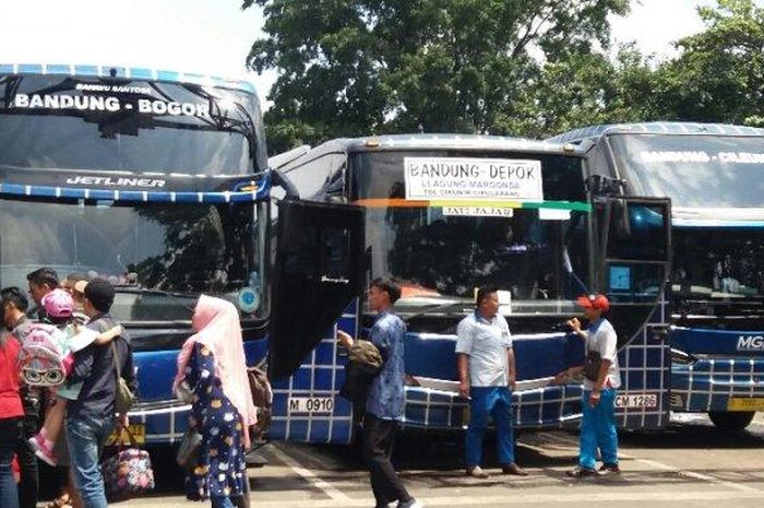 Sejumlah penumpang akan menaiki bus dengan beragam rute trayek menuju arah Barat atau Jabodetabek di Terminal Leuwi Panjang. Kamis (2/1/2020) 