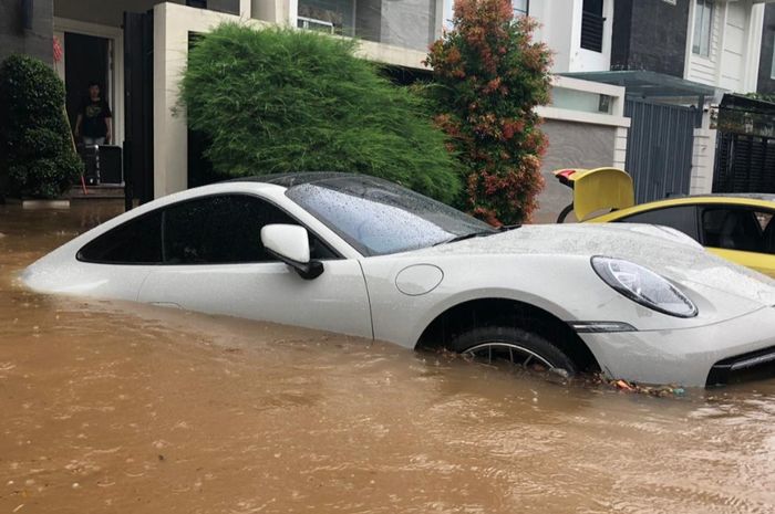 Ilustrasi Mobil Terendam Genangan Air Banjir