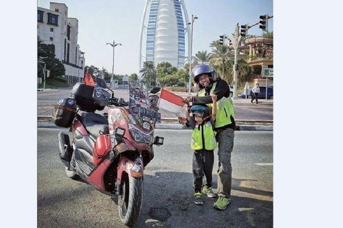 Lilik Gunawan (38) dan Balda (4) anaknya naik motor dari Jambi ke Makkah. Mereka mengendarai Yamaha NMAX wara merah maroon, perjalanan selama 8 bulan