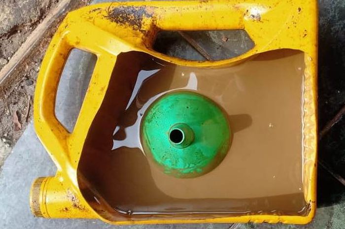 Oli Honda Vario 110 yang kebanjiran ketika sedang jalan. Oli bercampur dengan air sehingga jadi seperti susu