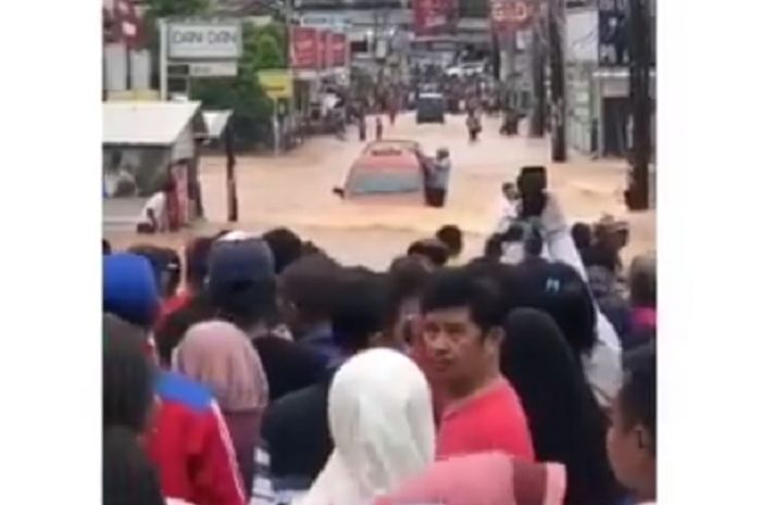 Isuzu Panther sukses mentebrangi jalanan yang tergenang banjir tanpa mogok 