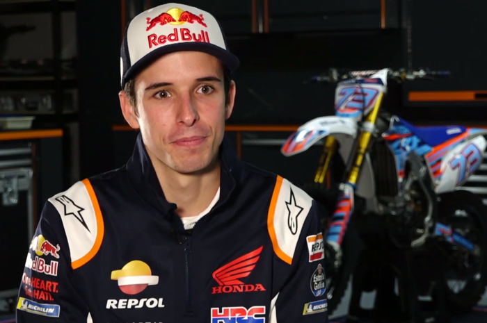 Alex Marquez mengenakan seragam Repsol Honda dalam wawancara dengan MotoGP.
