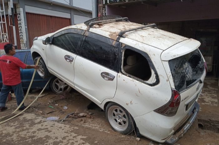 Ilustrasi Toyota Avanza rusak parah setelah terseret banjir.