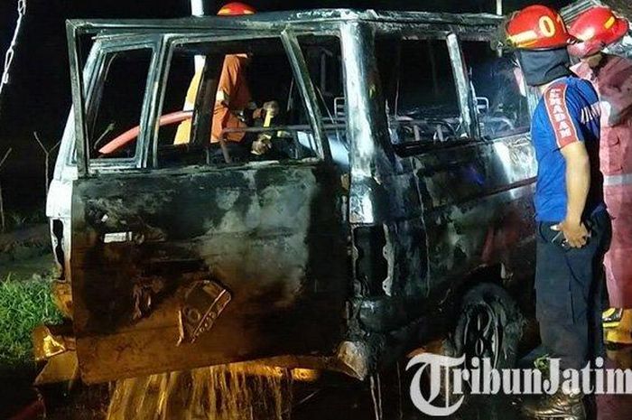 Toyota Kijang lawas terbakar akibat lilin sang anak pemilik mobil