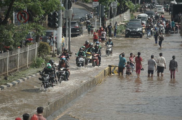 Pemotor menerjang banjir di Green Garden, Kedoya, Jakarta Barat