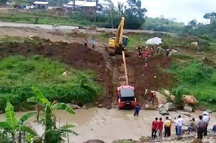 Mobil Dinas Bupati Karanganyar, Juliyatmono Jeep Wrangler Rubicon terpaksa ditarik excavator saat meninjau Proyek Waduk Jlantah, Desa Tlobo, Kecamatan Jatiyoso, Jumat (3/1/2020).