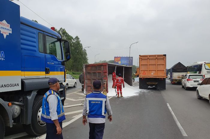 Kecelakaan dump truk di Tol Jakarta Cikampek