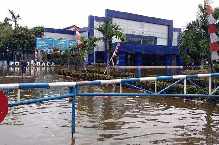 Kantor Satpas SIM Daan Mogot masih terendam banjir, Sabtu (4/1/2020). (Warta Kota/Desy Selviany)