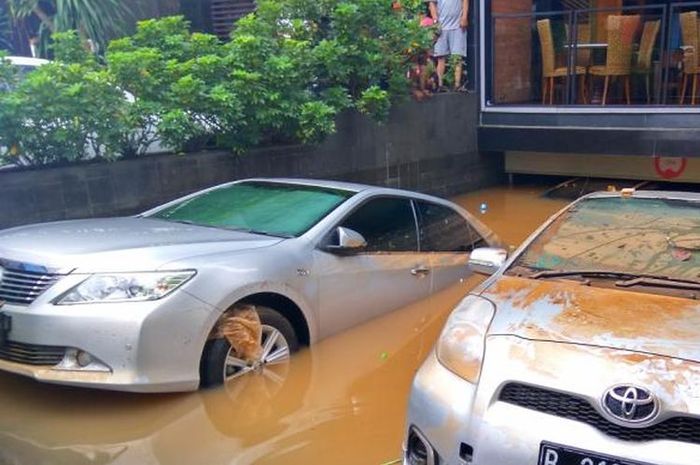 Mobil Anda terendam banjir? Ini estimasi perbaikan mobil.