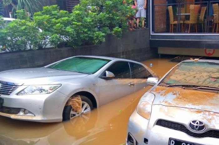 Ilustrasi mobil terendam banjir